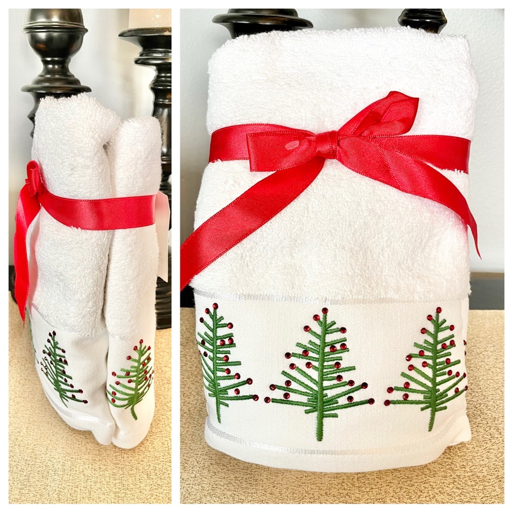 NWT SET OF 2 Jeweled Christmas Tree Hand Towels